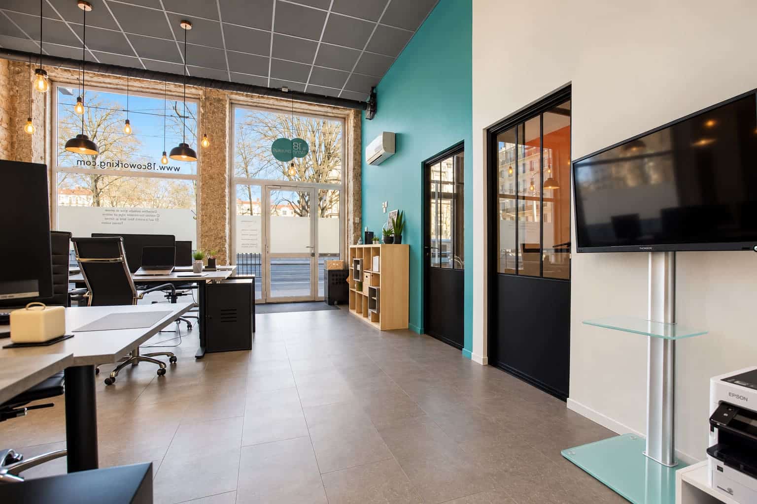 Allée de l’open space vers l’entrée chez 18 Coworking à Lyon 3