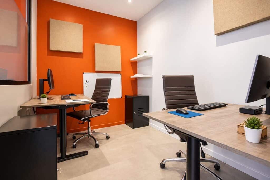 Bureau privé pour deux personnes avec mur orange chez 18 Coworking à Lyon 3