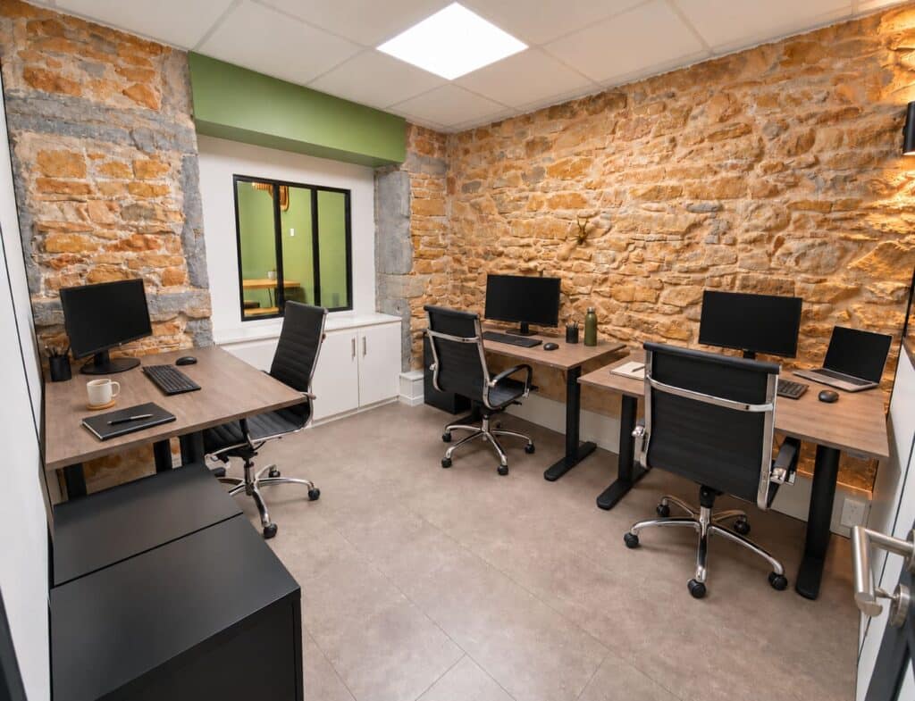 Bureau privé pour trois personnes avec écrans chez 18 Coworking à Lyon 3