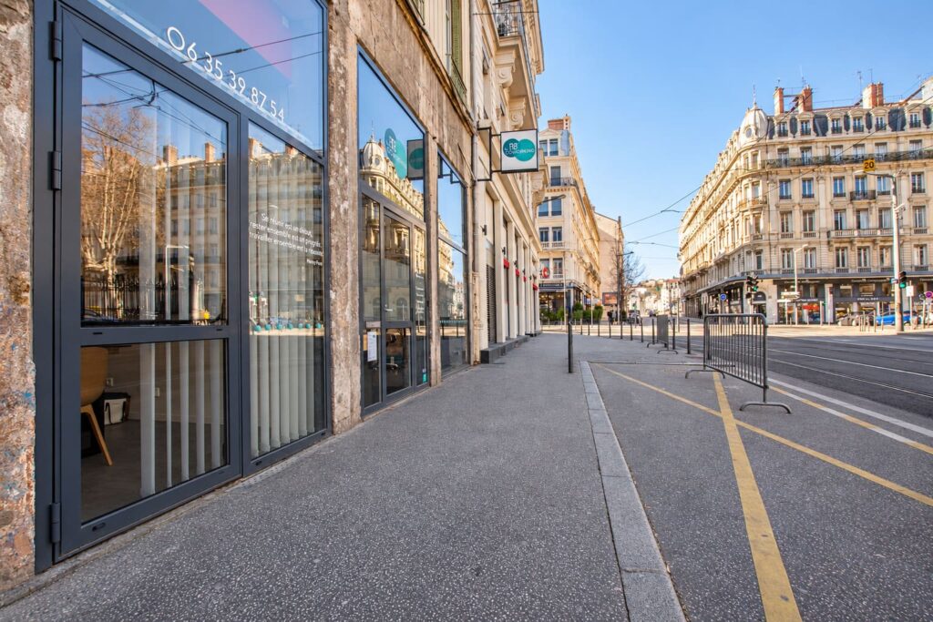 Façade vitrée et vue sur la rue chez 18 Coworking à Lyon 3