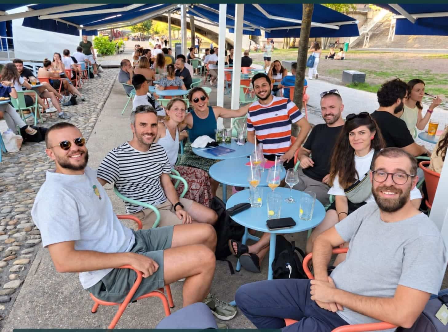 Moment convivial en terrasse entre membres de 18 Coworking Lyon 3