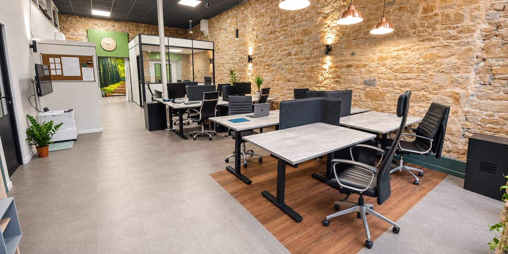 Vue d’ensemble des bureaux en open space chez 18 Coworking à Lyon 3.