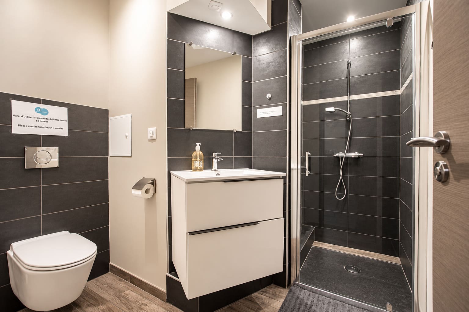 Salle d’eau avec douche et lavabo chez 18 Coworking à Lyon 3