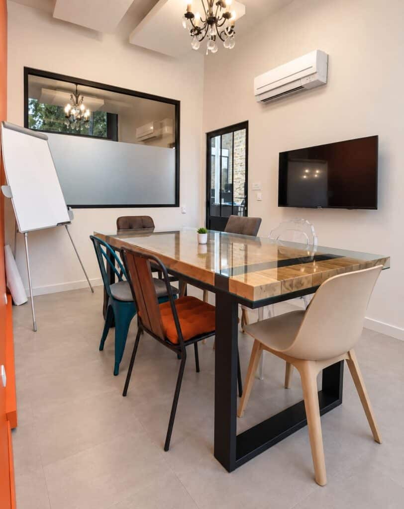 Salle de réunion avec table en bois et verre chez 18 Coworking à Lyon 3